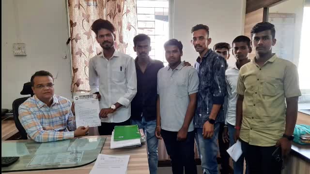 तालुक्यातील एकात्मिक सुविधा केंद्रात कडून होणारी नागरिकांची लूट थांबवावी राष्ट्रवादी विद्यार्थी काँग्रेसचे तहसीलदारांना 