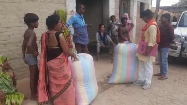 दौलतपुर कसार गांव में गौशालाओं में भूसे की किल्लत को देखते हुए ग्राम प्रधान ने अभियान चलाकर भूसा किया एकत्रित