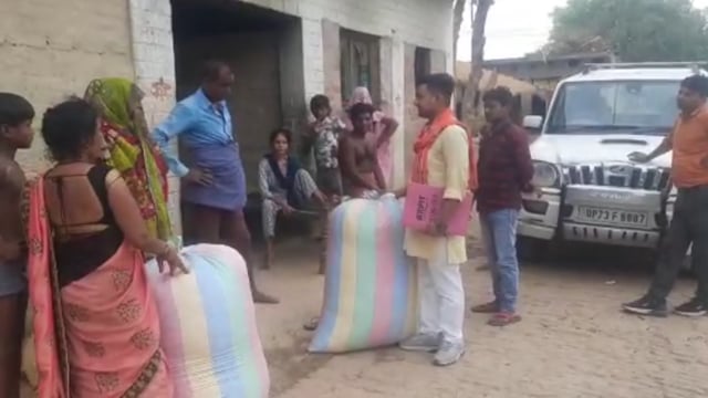 दौलतपुर कसार गांव में गौशालाओं में भूसे की किल्लत को देखते हुए ग्राम प्रधान ने अभियान चलाकर भूसा किया एकत्रित