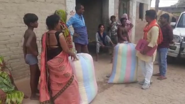 दौलतपुर कसार गांव में गौशालाओं में भूसे की किल्लत को देखते हुए ग्राम प्रधान ने अभियान चलाकर भूसा किया एकत्रित