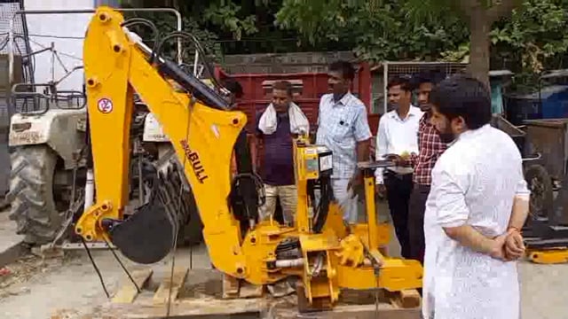 नाला सफाई के लिए नगर पंचायत प्रशासन ने 5 लाख 60 हजार की लागत से मंगवाया बैक मिनी लोडर...