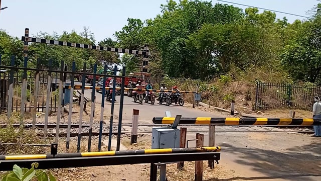  सिंदेवाही येथील रेल्वे गेट मुळे नागरिक त्रस्त. 