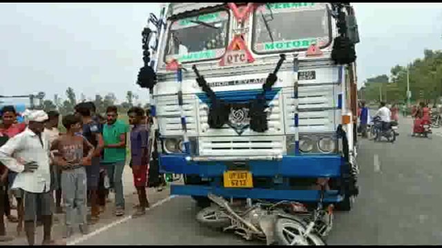 लखीमपुर खीरी (यूपी) ग्राम लोकनपुरवा के नजदीक पलिया निघासन रोड पर ओवरलोड ट्रक ने बाइक सवार को मारी टक्कर,बाइक सवार व महिल