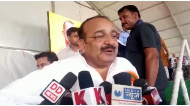 राज्य मंत्री दिनेश प्रताप सिंह ने हाईस्कूल और इंटरमीडिएट के टॉप बच्चों को दिया शुभकामना।