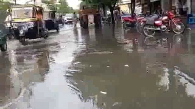 शहरात जोरदार पाऊस,नगरपरिषदेच्या दुर्लक्षामुळे अनेक नाल्या तुंबल्या,रस्त्यावर साचले पाणी