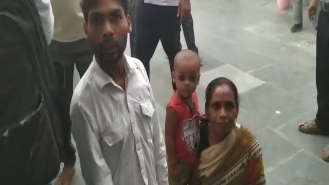 सिराथू तहसील में जिला स्तरीय समाधान दिवस पर आला अधिकारियों से दिव्यांग दंपत्ति ने सरकारी योजनाओं के लाभ की की मांग