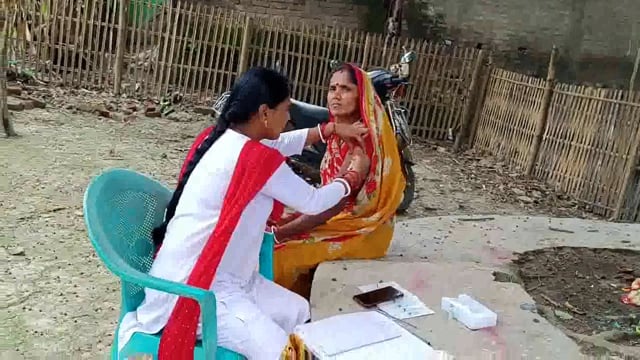 कोरोना से बचाव को लेकर थेगुआ गांव में कोविड टीकाकरण शिविर का हुआ आयोजन, कुल 5 लोगों को दिया गया कोरोना का टीका
