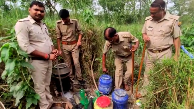 कैसरगंज इलाके में आबकारी विभाग ने अवैध कच्ची शराब को लेकर मारा छापा