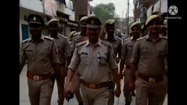 सराय अकील पुलिस ने पैदल गस्त कर लोगों से शांति व्यवस्था बनाए रखने की अपील