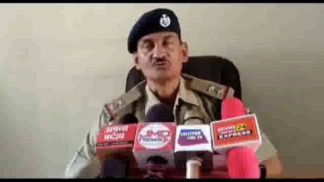 ललितपुर के आरपीएफ थाने में तैनात प्रधान आरक्षी द्वारा एक बुजुर्ग महिला को मौत के मुंह से बचाया