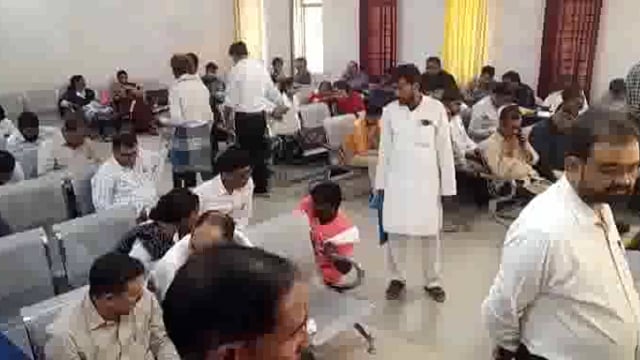 लहरपुर कोतवाली क्षेत्र के ग्राम फरीदपुर निवासी अधिवक्ता ने डीएम को प्रार्थना पत्र देकर लगाए गंभीर आरोप