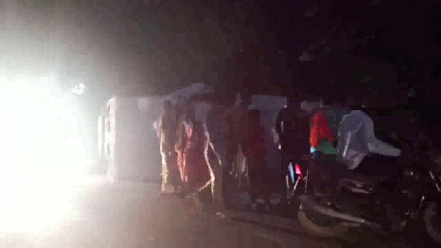 सड़क हादसे में पलटा पिकअप डाला 2 लोग हुए घायल