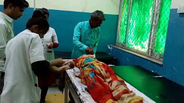 बांदा महुआ गांव में जमीनी विवाद पर सोते समय मां बेटी पर कुल्हाड़ी से हमला बेटी की दर्दनाक मौत मां की इलाज के दौरान मौत