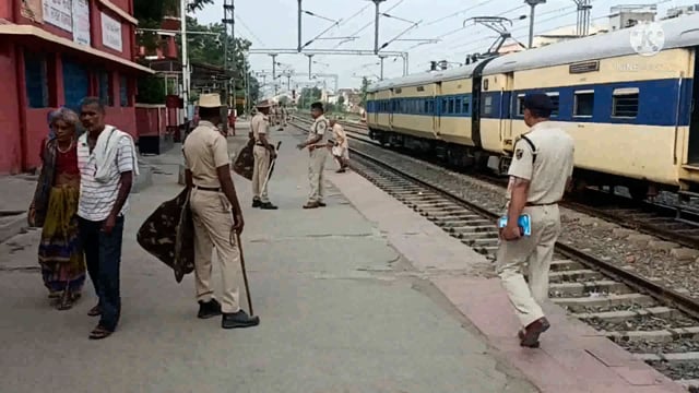 जहानाबाद रेलवे स्टेशन पर बंद के मद्देनजर भारी संख्या में पुलिस बल तैनात।