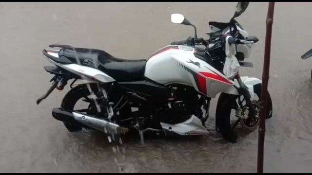 देवीगंज बाजार में उमस भरी गर्मी से लोगों को मिली निजात, मौसम की हुई पहली बरसात ,सड़कों व दुकानों पर भरा पानी