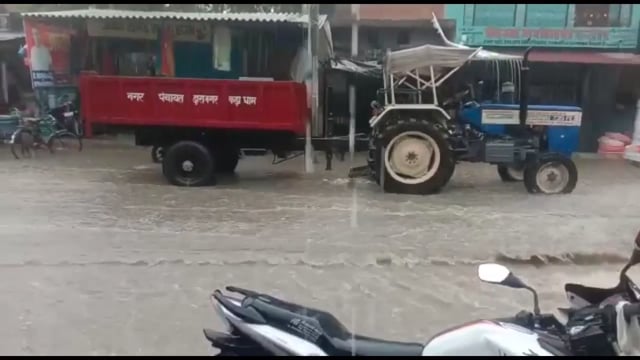 देवीगंज बाजार में उमस भरी गर्मी से लोगों को मिली निजात, मौसम की हुई पहली बरसात ,सड़कों व दुकानों पर भरा पानी
