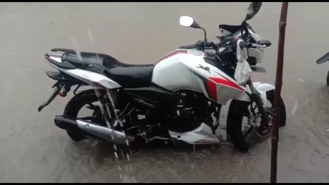 देवीगंज बाजार में उमस भरी गर्मी से लोगों को मिली निजात, मौसम की हुई पहली बरसात ,सड़कों व दुकानों पर भरा पानी