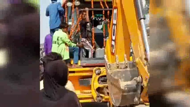 बुलडोज़र से आई बारात रही आकर्सण का केन्द्र
आला गाँव श्रावस्ती निवासी मोहन अपने लड़के की बरात लक्ष्मण पुर शंकर पुर निवा