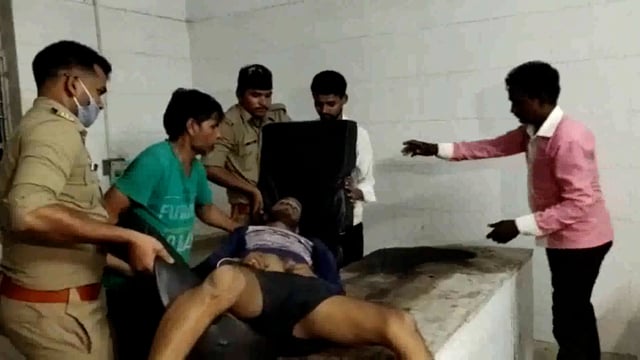 बांदा आवास विकास टीवीएस एजेंसी के पास युवक का शव मिला परिजनों ने जाहिर की हत्या की आशंका