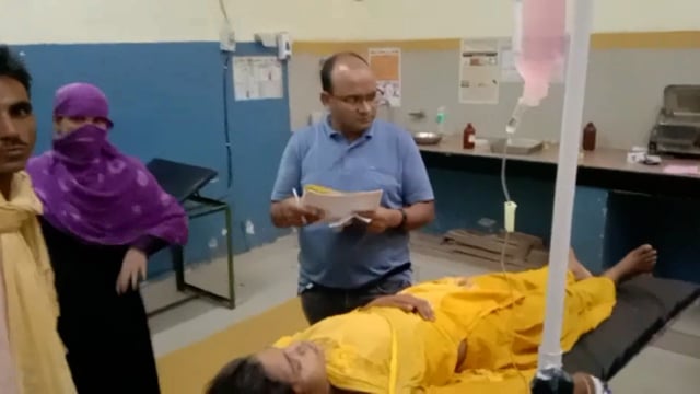 बांदा के बबेरू हरदौली गांव में मां की डांट से क्षुब्ध होकर युवती ने खाया विषाक्त भाई ने कराया जिला अस्पताल में भर्ती