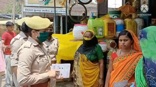 मिशन शक्ति अभियान के तहत एंटी रोमियो पुलिस टीम ने सराय अकील क्षेत्र में भ्रमण कर महिलाओं को किया जागरूक