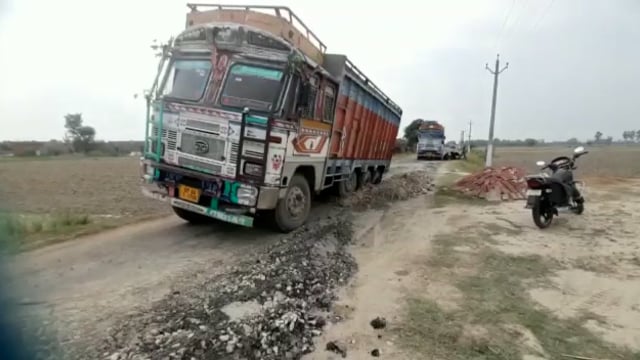 बहराइच: बिना बारिश गड्ढे में तब्दील हुई सड़क