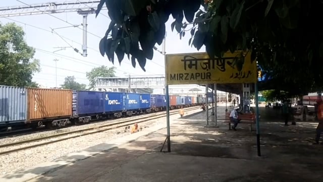मिर्ज़ापुर रेलवे  स्टेशन पर मालगाड़ी का इंजन पटरी से उतरा मचा हड़कंप