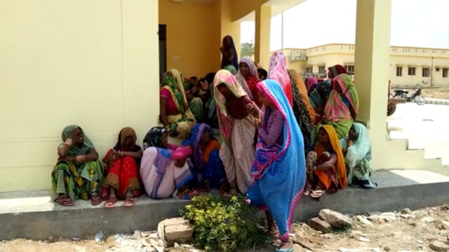 अछरौड गांव में बालू भरी ट्रैक्टर ट्राली पलटने से एक मजदूर की हुई मौत पुलिस ने शव का पंचनामा भर कराया पोस्टमार्टम