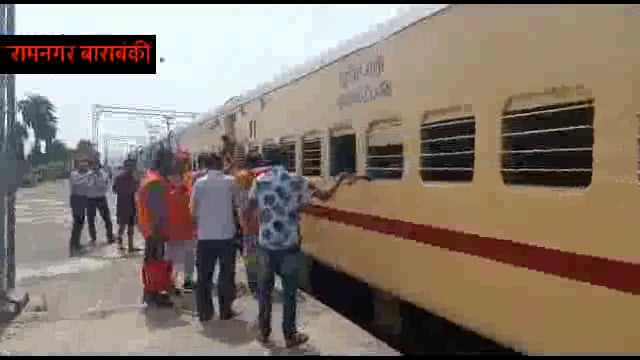 महादेव की नगरी में धर्म जागरण कार्यकर्ताओं ने रेल यात्रियों को पिलाया शुद्ध शीतल जल। 