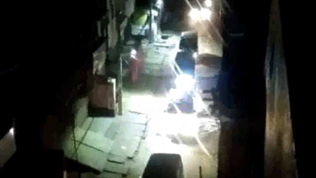 विक्रम पुलिस के द्वारा सभी जगहों पर घूम घूम कर आए अलाउंस की जा रही कि सभी लोग अपने अपने घर में रहे हैं

