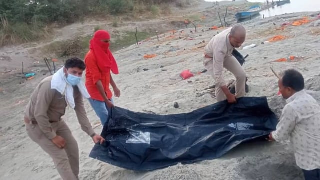 कौशांबी में दिखा पुलिस का मानवीय चेहरा,सैनी पुलिस के दो सिपाहियों ने लावारिस लाश का किया अंतिम संस्कार,फोटो वायरल