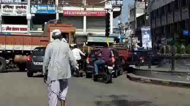 छत्रपती शिवाजी महाराज चौक येथे सुरू असलेल्या रस्त्याच्या कामामुळे एकरी रस्त्यावरून दुहेरी वाहतूक