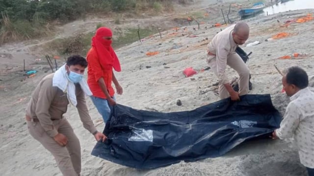 कौशांबी में दिखा पुलिस का मानवीय चेहरा,सैनी पुलिस के दो सिपाहियों ने लावारिस लाश का किया अंतिम संस्कार,फोटो वायरल