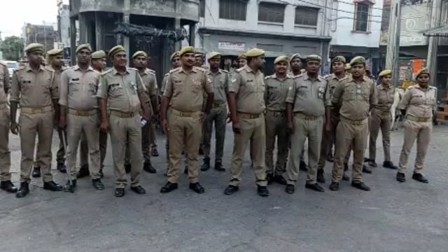 थाना नवाबगंज पुलिस ने पैदल गस्त कर लोगों को सुरक्षा व्यवस्था का दिलाया भरोसा