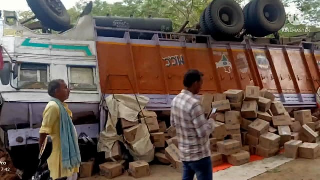 शैंपू लोड ट्रक जिलेबिया मोड़ पहाड़ के पास पलटने से बाल-बाल बचे चालक व उप चालक