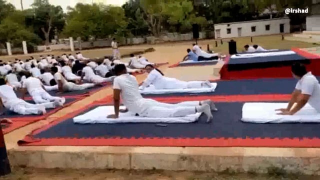 हमीरपुर : अपर पुलिस अधीक्षक ने पुलिस कर्मियों को कराया योगाभ्यास