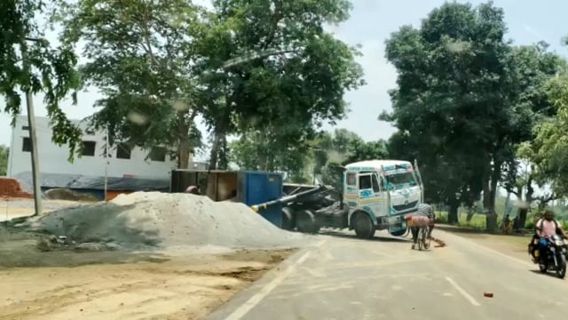 बहराइच थाना पयागपुर के अंतर्गत पावर हाउस के पास बालू से लदा टैंकर पलटा