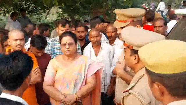 सीतापुर के मीरानगर की छात्रा के लापता होने की सूचना पाकर महमूदाबाद की विधायक पैतेपुर नहर पुल पर परिवार से मिलने पहुंची 