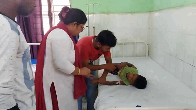 सीतापुर के गुधौरा गांव में खेत में खेल रही बच्ची को सांप ने डसा CHC महमूदाबाद में भर्ती इलाज जारी 
