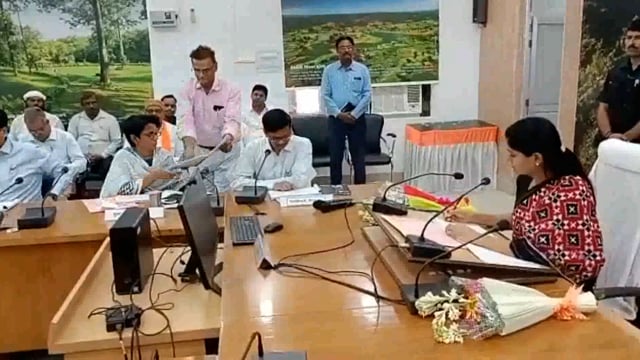 मिर्जापुर केंद्रीय मंत्री अनुप्रिया पटेल की अध्यक्षता में चल रही है दिशा की बैठक