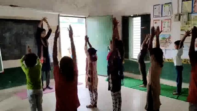 अमृत योग सप्ताह के तहत परिषदीय विद्यालयों में योगा शिक्षक ने बच्चों को कराया योगाभ्यास