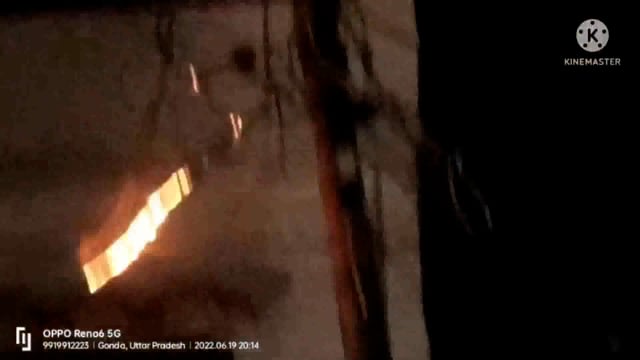 विद्युत खंभों से अचानक निकलने लगी चिंगारी, सूझ बूझ से बड़ी दुर्घटना टली 