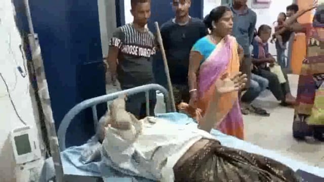 बाजा गांव में करंट की चपेट में आने से एक वृद्ध जख्मी रेफरल अस्पताल में जा रही है प्राथमिक उपचार