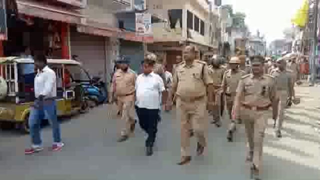 लालगंज कस्बे में प्रशासन दिखा अलर्ट कस्बे में निकाली गई फ्लैग मार्च दिए गए जरूरी दिशा निर्देश।