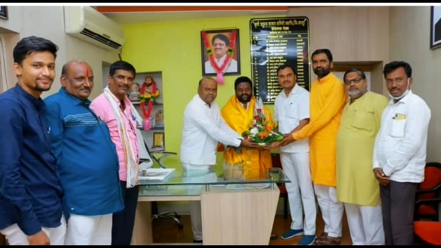 युवक काँग्रेसचे जिल्हा अध्यक्ष विजय निटूरे यांचा गुरधाळ विविध कार्यकारी सहकारी सोसायटीच्या निवडणूकित विजय 