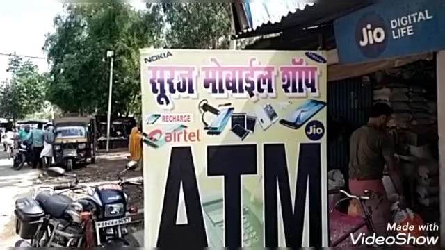 चोरो का बढ़ा आतंक:मोबाइल दुकान के करकट को काटकर हजारों के सामान चुराए