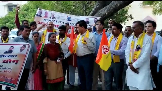 मंझनपुर स्थित जिला पंचायत प्रांगण में योगा जागरूकता रैली को डीएम कौशांबी सुजीत कुमार ने झंडी दिखाकर किया रवाना