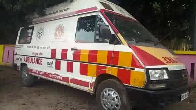 लहरपुर में एक बार गूंजी एम्बुलेंस में किलकारी,एम्बुलेंस के  ई एम टी के द्वारा कराया गया सुरक्षित प्रसव