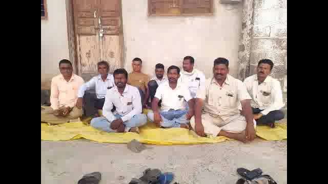 
विभुतवाडी येथील शेतकऱ्यांच्या जमिनीची जप्तीची कारवाई शेतकऱ्यांच्या आंदोलनापुढे अधिकारी आलेल्या पावलाने परत गेले