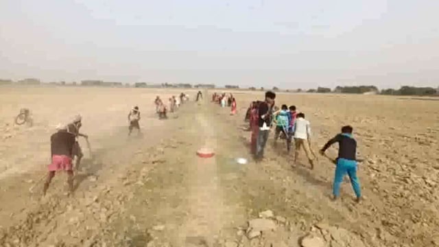 सिद्धार्थनगर जिले के अजगरा गांव में नाबालिक से कराया जा रहा है मनरेगा में काम 